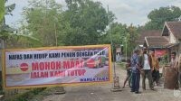 Lantaran Kecewa Jalan di Desanya Rusak Akibat Aktivitas Truk Tambang Kini Warga Blokir Akses