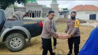 Polsek Robatal Kirim Semen Bantu Masyarakat Bangun Jembatan Masuk Pondok Pesantren