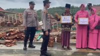 Polri Peduli ! Polsek Ketapang Salurkan Sembako Dan Uang Santunan Pada Puluhan Korban Angin Puting Beliung