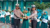 Satlantas Polres Sampang Menyerahkan Piala Dan Piagam Juara 3 Kepada Sekolah SDI Sabililah