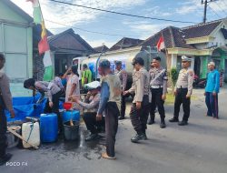 Satlantas Bersama Polsek Sukosewu Salurkan Bantuan Air Bersih Di Purwoasri